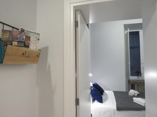 ナポリにあるL'arco e il vicoのベッドと窓のある白い部屋