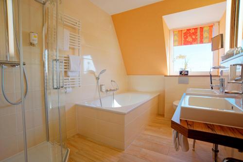 Koupelna v ubytování Hotel Am Badepark