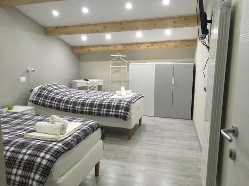 a bedroom with two beds and a closet at Sagittabondo in Campobasso