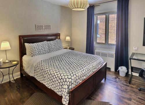 a bedroom with a bed and a window at Gite du Survenant Montreal in Montréal