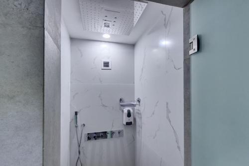 Bilik mandi di Eleven Hotel and Hall
