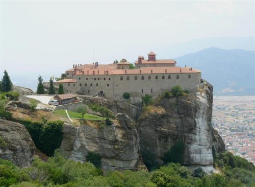 Сградата, в която се намира хотелът