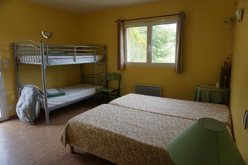 sypialnia z 2 łóżkami piętrowymi i oknem w obiekcie Gîte des Grands Causses w mieście Millau