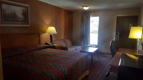 Ένα ή περισσότερα κρεβάτια σε δωμάτιο στο Scottish Inn Knoxville