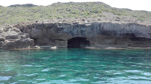 a cave in the side of a rocky cliff at casa vacanza laguna in Càbras