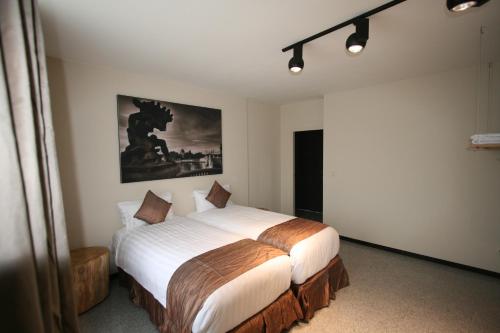 1 dormitorio con 1 cama grande en una habitación en Amosa Liège City Centre Apart Regence 17 en Lieja