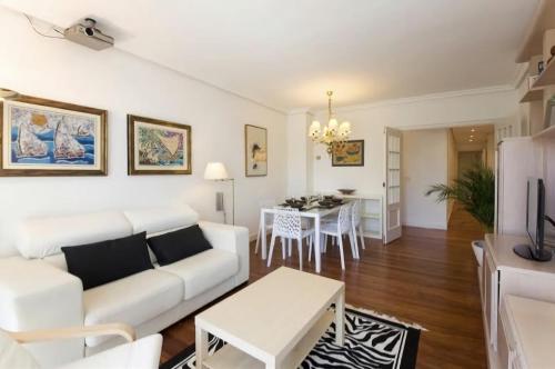 a living room with a white couch and a table at Apartamento PioXII Center in San Sebastián