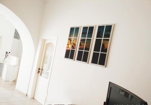 sala de estar con TV y una foto en la pared en La piazzetta, en Pignola