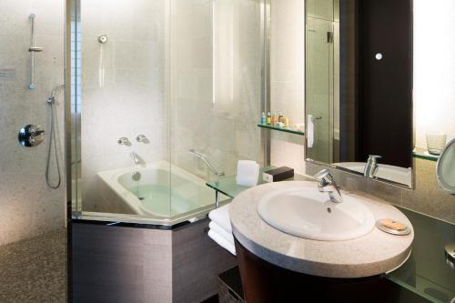 
a bathroom with a sink, toilet and bathtub at The Strings by InterContinental, Tokyo, an IHG Hotel in Tokyo
