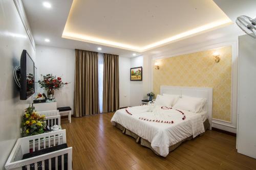 een slaapkamer met een groot wit bed in een kamer bij Lieber Hotel 2 in Hanoi