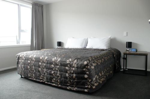 Säng eller sängar i ett rum på Colonial Motel