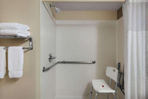 ベルビルにあるBaymont by Wyndham Belleville Airport Area Free Airport Shuttleのバスルーム(タオル掛け、トイレ付)