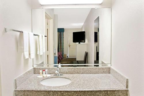 A bathroom at Howard Johnson by Wyndham Houston Heights Downtown