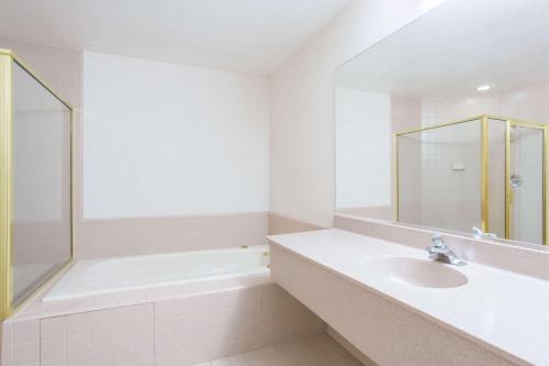 Salle de bains dans l'établissement Ramada by Wyndham St George