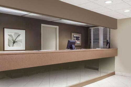 a lobby with a reception desk in a building at Howard Johnson by Wyndham Niagara Falls in Niagara Falls