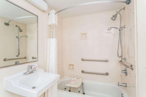 Ванная комната в Ramada by Wyndham Luling
