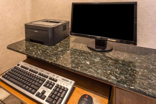 Televisyen dan/atau pusat hiburan di Howard Johnson by Wyndham Phoenix Airport/Downtown Area