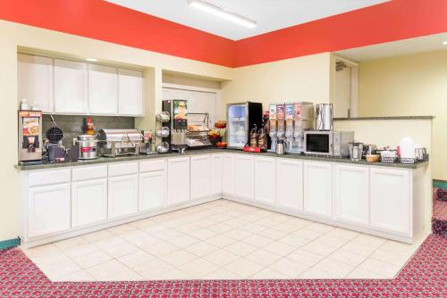 Dapur atau dapur kecil di Ramada by Wyndham Vandalia