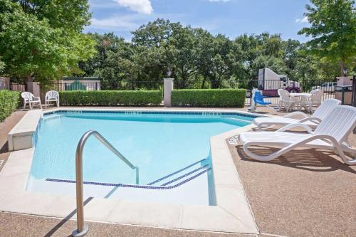 The swimming pool at or close to Holiday Inn Express & Suites Arlington North – Stadium Area, an IHG Hotel