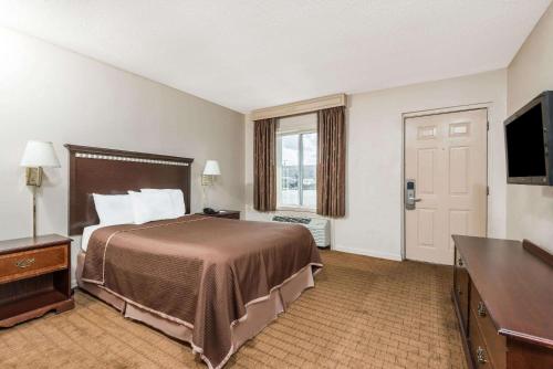 Howard Johnson by Wyndham Springfieldにあるベッド