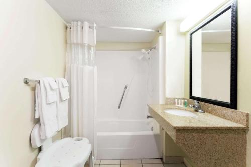 A bathroom at Howard Johnson by Wyndham Tallahassee