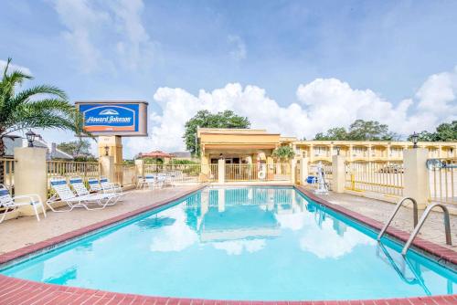 The swimming pool at or close to Howard Johnson by Wyndham Historic Lake Charles