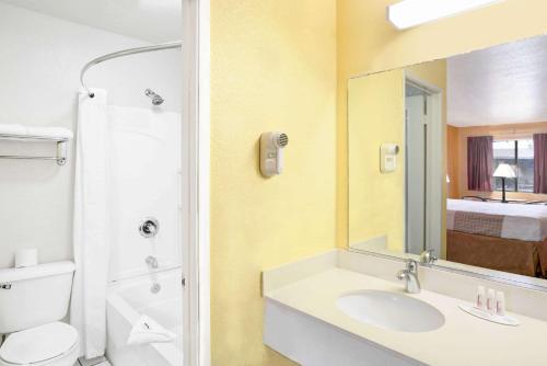 Ванная комната в Howard Johnson by Wyndham Modesto Ceres