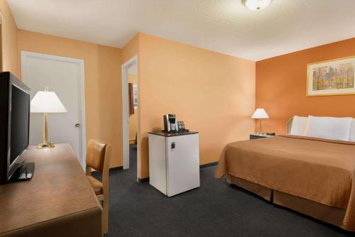 Ένα ή περισσότερα κρεβάτια σε δωμάτιο στο Travelodge by Wyndham Quesnel BC