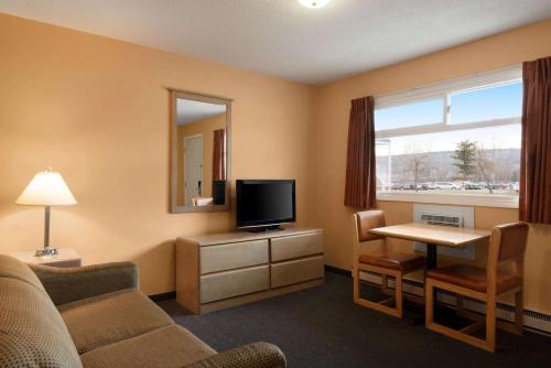Μια τηλεόραση ή/και κέντρο ψυχαγωγίας στο Travelodge by Wyndham Quesnel BC