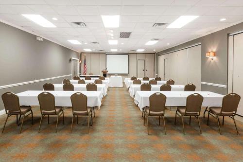 Galeriebild der Unterkunft Ramada by Wyndham New Iberia in New Iberia