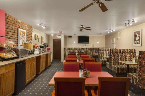 a restaurant with tables and chairs and a bar at South Hill Lodge in Prince Albert