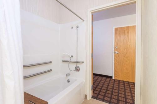 ein weißes Badezimmer mit Badewanne und Dusche in der Unterkunft Microtel Inn & Suites by Wyndham Uncasville Casino Area in Uncasville
