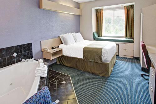 Ένα ή περισσότερα κρεβάτια σε δωμάτιο στο Microtel Inn & Suites by Wyndham Statesville