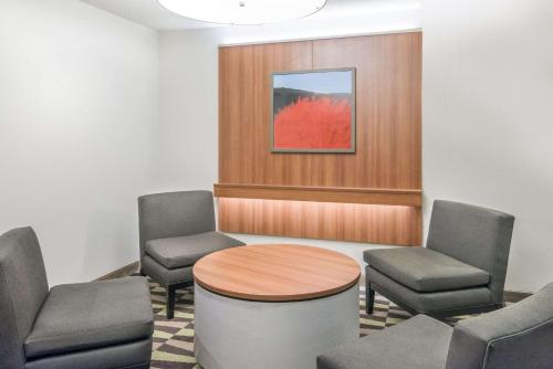 a waiting room with a table and chairs at Microtel By Wyndham Victor in Victor