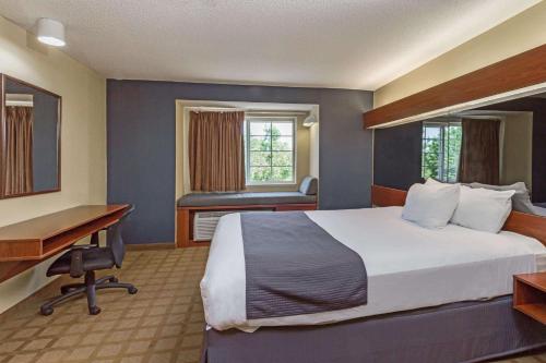 En eller flere senge i et værelse på Microtel Inn & Suites by Wyndham Hillsborough
