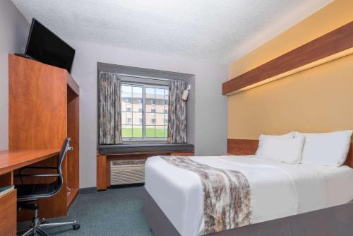 Krevet ili kreveti u jedinici u okviru objekta Microtel Inn & Suites by Wyndham New Ulm