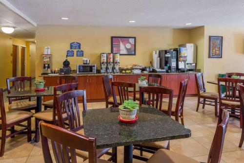 um restaurante com mesas e cadeiras e um balcão em Microtel Inn & Suites by Wyndham Hillsborough em Hillsborough