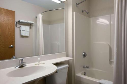 Bathroom sa Microtel Inn by Wyndham Champaign