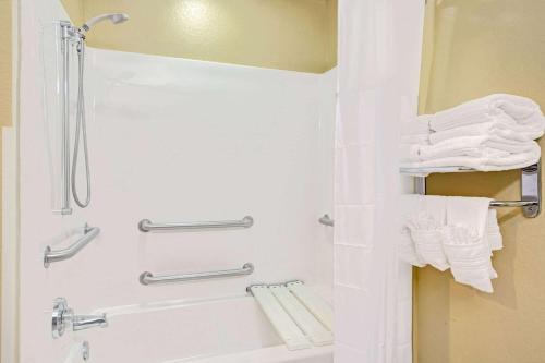 y baño con ducha y toallas blancas. en Microtel Inn & Suites by Wyndham Bushnell, en Bushnell