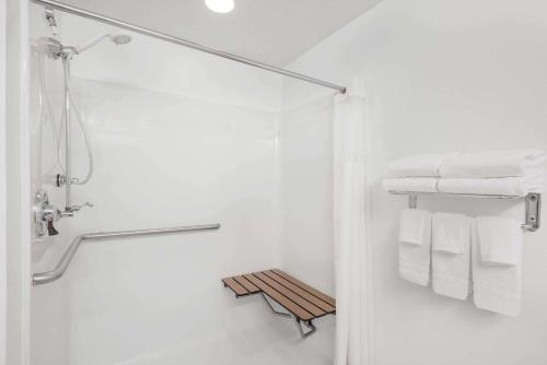 Kylpyhuone majoituspaikassa Microtel Inn & Suites by Wyndham Hamburg