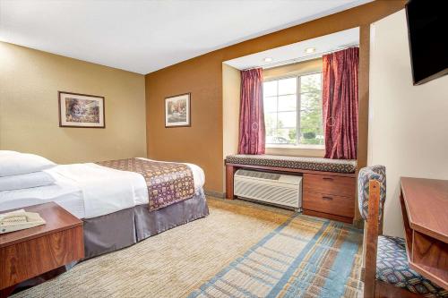 Tempat tidur dalam kamar di Microtel Inn & Suites by Wyndham Mason