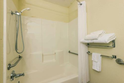 La salle de bains est pourvue d'une baignoire, d'une douche et de serviettes. dans l'établissement Microtel Inn & Suites by Wyndham Auburn, à Auburn