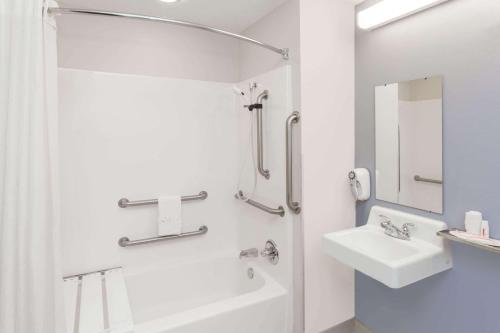 Phòng tắm tại Microtel Inn and Suites Elkhart