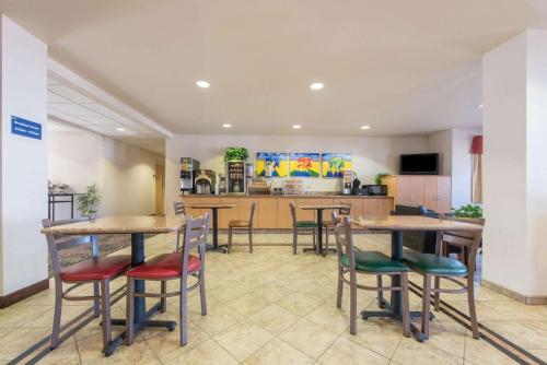 Restoran või mõni muu söögikoht majutusasutuses Microtel Inn & Suites by Wyndham Altus