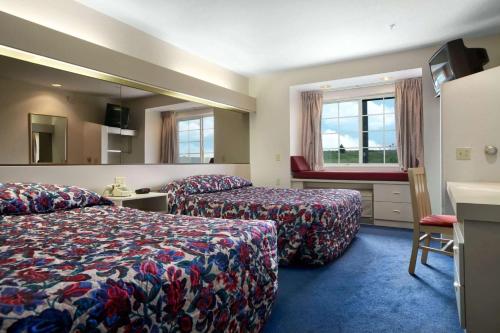 Кровать или кровати в номере Microtel Inn by Wyndham Champaign