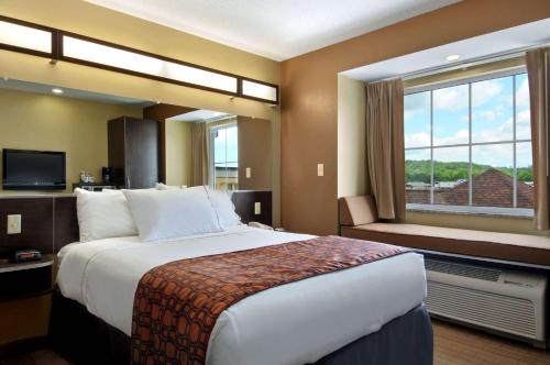 Katil atau katil-katil dalam bilik di Microtel Inn & Suites by Wyndham Marietta