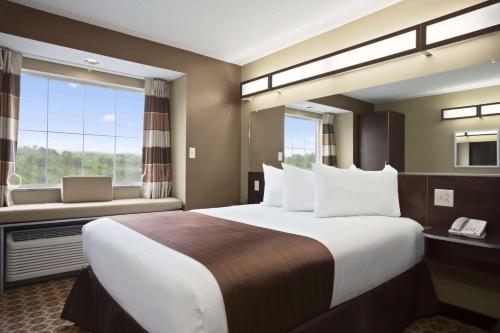 Katil atau katil-katil dalam bilik di Sonesta Essential Fairmont