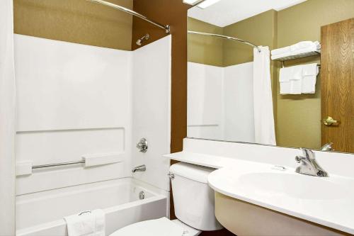 Ένα μπάνιο στο Microtel Inn & Suites by Wyndham Mason