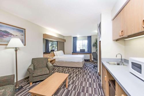 Postel nebo postele na pokoji v ubytování Baymont Inn & Suites by Wyndham Anchorage Airport