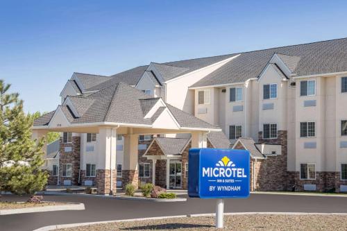 ein Hotelschild vor einem Gebäude in der Unterkunft Microtel Inn & Suites by Wyndham Klamath Falls in Klamath Falls